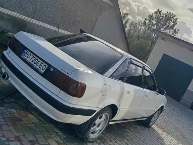 Белый Ауди 80, объемом двигателя 2 л и пробегом 435 тыс. км за 3299 $, фото 1 на Automoto.ua