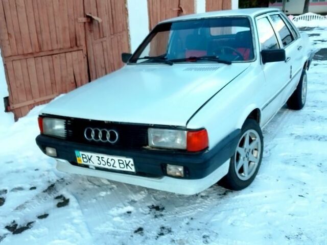 Белый Ауди 80, объемом двигателя 1.6 л и пробегом 150 тыс. км за 700 $, фото 1 на Automoto.ua