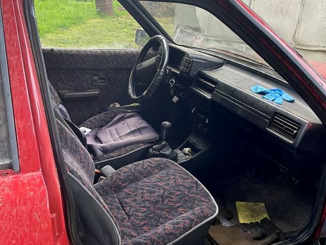 Красный Ауди 80, объемом двигателя 1.8 л и пробегом 300 тыс. км за 700 $, фото 1 на Automoto.ua