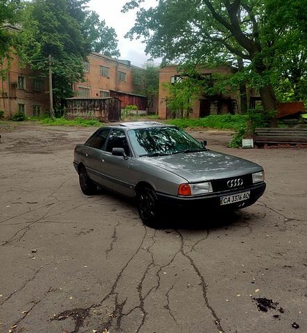 Серый Ауди 80, объемом двигателя 1.8 л и пробегом 350 тыс. км за 1500 $, фото 1 на Automoto.ua