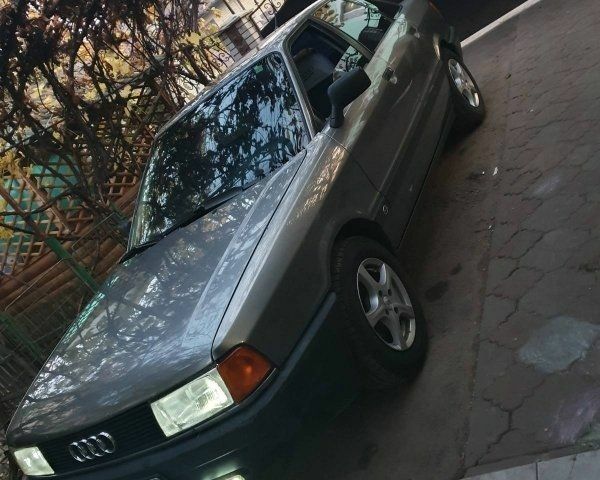 Сірий Ауді 80, об'ємом двигуна 1.8 л та пробігом 250 тис. км за 3300 $, фото 1 на Automoto.ua