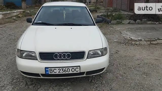 Белый Ауди А4, объемом двигателя 1.6 л и пробегом 315 тыс. км за 3000 $, фото 1 на Automoto.ua