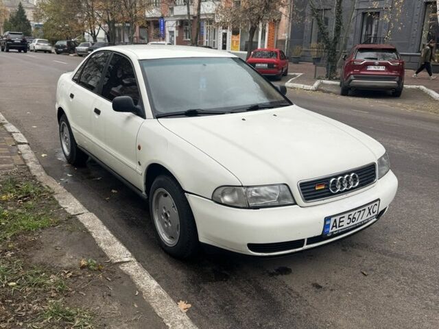 Белый Ауди А4, объемом двигателя 1.6 л и пробегом 310 тыс. км за 2000 $, фото 1 на Automoto.ua