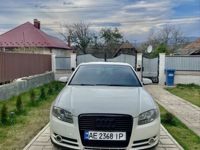 Белый Ауди А4, объемом двигателя 1.6 л и пробегом 300 тыс. км за 3800 $, фото 1 на Automoto.ua