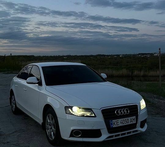 Белый Ауди А4, объемом двигателя 1.8 л и пробегом 212 тыс. км за 8800 $, фото 1 на Automoto.ua