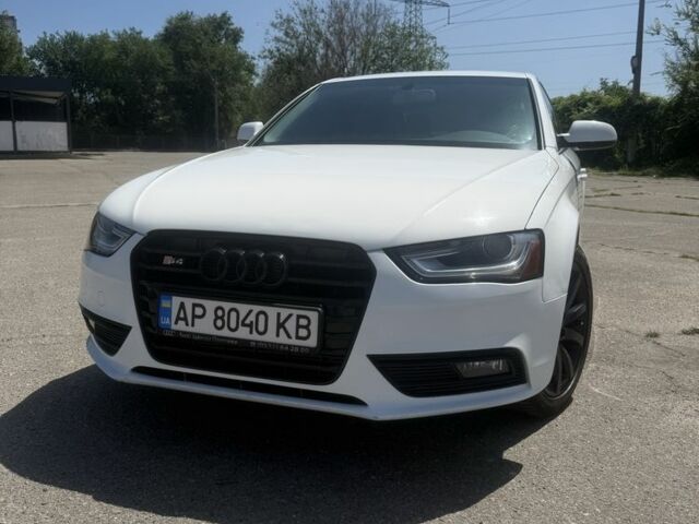 Белый Ауди А4, объемом двигателя 2 л и пробегом 186 тыс. км за 12000 $, фото 1 на Automoto.ua