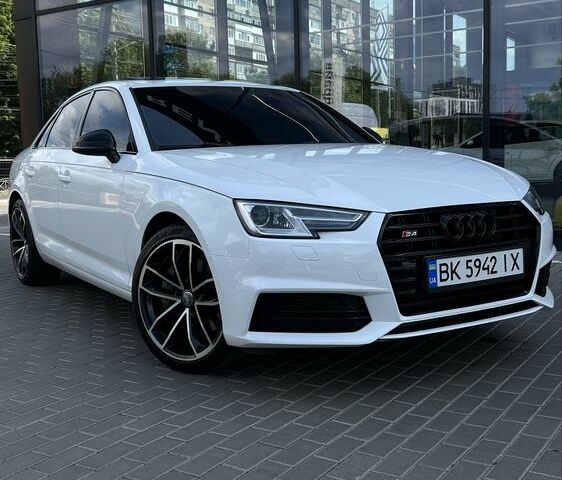 Белый Ауди А4, объемом двигателя 2 л и пробегом 168 тыс. км за 15900 $, фото 1 на Automoto.ua