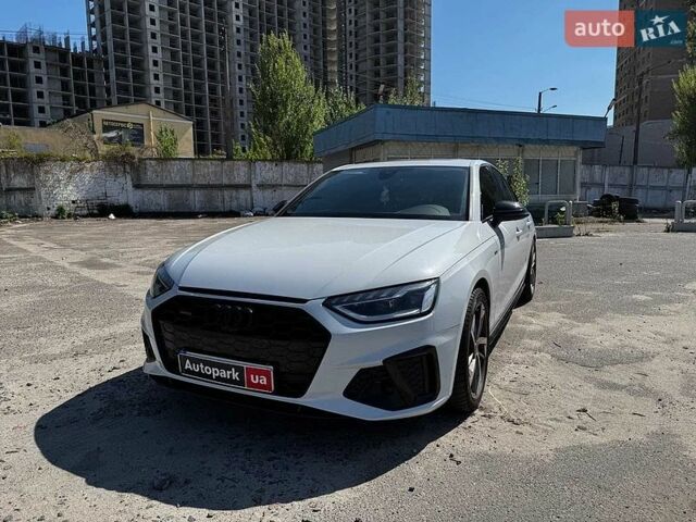Белый Ауди А4, объемом двигателя 2 л и пробегом 29 тыс. км за 32990 $, фото 1 на Automoto.ua
