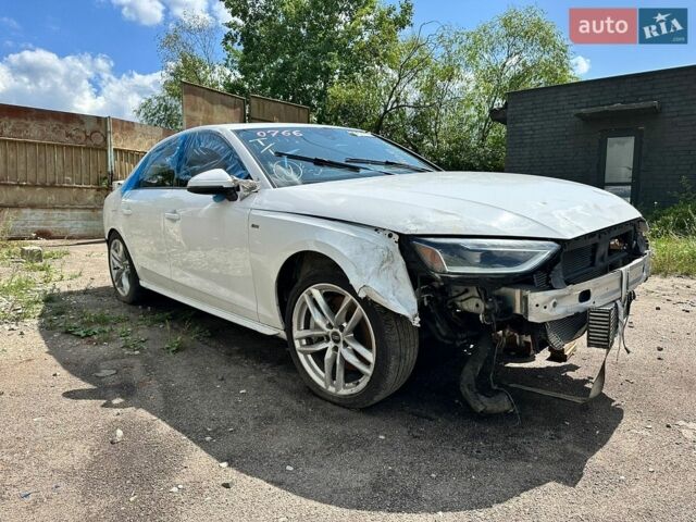 Белый Ауди А4, объемом двигателя 2 л и пробегом 70 тыс. км за 14999 $, фото 1 на Automoto.ua
