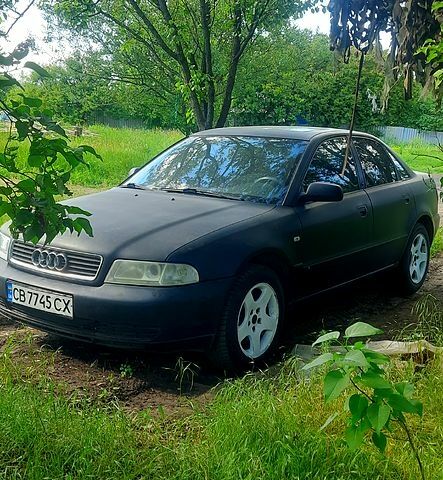 Черный Ауди А4, объемом двигателя 2.6 л и пробегом 300 тыс. км за 2100 $, фото 1 на Automoto.ua