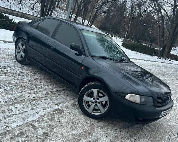 Черный Ауди А4, объемом двигателя 1.8 л и пробегом 400 тыс. км за 2900 $, фото 1 на Automoto.ua