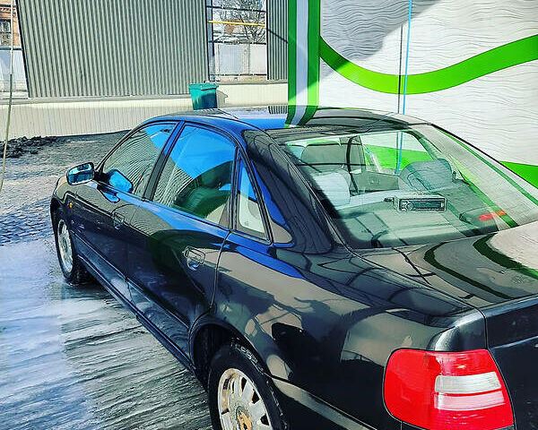 Чорний Ауді А4, об'ємом двигуна 1.6 л та пробігом 301 тис. км за 2850 $, фото 1 на Automoto.ua