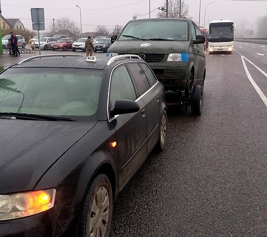 Черный Ауди А4, объемом двигателя 2.5 л и пробегом 200 тыс. км за 1300 $, фото 1 на Automoto.ua