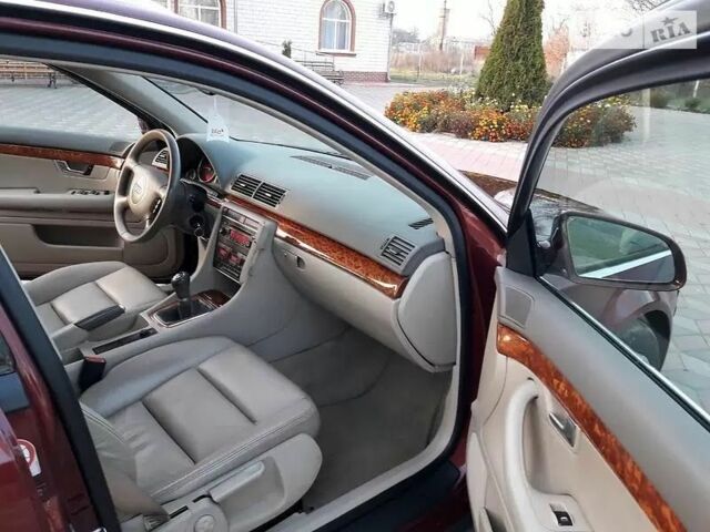 Красный Ауди А4, объемом двигателя 2 л и пробегом 300 тыс. км за 4000 $, фото 1 на Automoto.ua