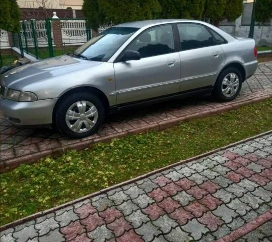 Сірий Ауді А4, об'ємом двигуна 1.6 л та пробігом 200 тис. км за 1500 $, фото 1 на Automoto.ua