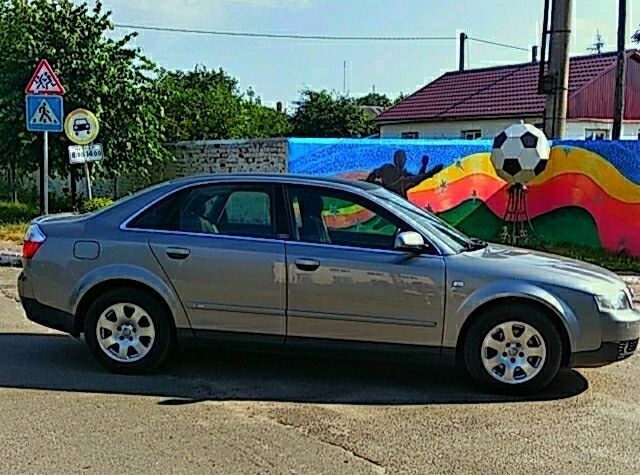 Серый Ауди А4, объемом двигателя 2 л и пробегом 192 тыс. км за 6500 $, фото 1 на Automoto.ua