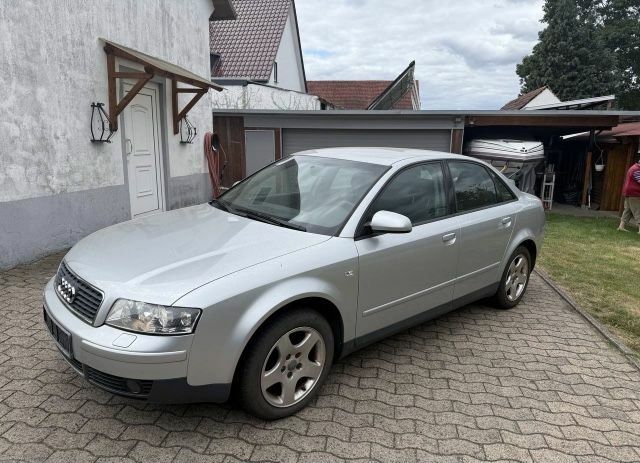 Серый Ауди А4, объемом двигателя 1.6 л и пробегом 180 тыс. км за 5200 $, фото 1 на Automoto.ua