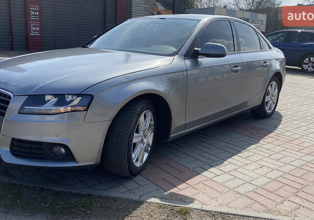 Серый Ауди А4, объемом двигателя 2 л и пробегом 300 тыс. км за 9100 $, фото 1 на Automoto.ua