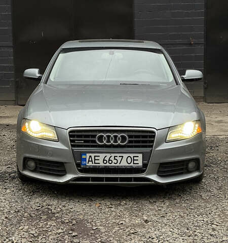 Серый Ауди А4, объемом двигателя 2 л и пробегом 200 тыс. км за 7500 $, фото 1 на Automoto.ua