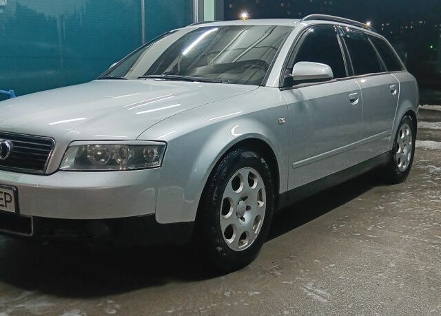 Серый Ауди А4, объемом двигателя 2 л и пробегом 320 тыс. км за 3900 $, фото 1 на Automoto.ua