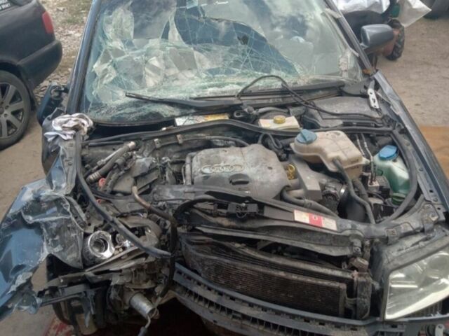 Сірий Ауді А4, об'ємом двигуна 1.8 л та пробігом 300 тис. км за 900 $, фото 1 на Automoto.ua