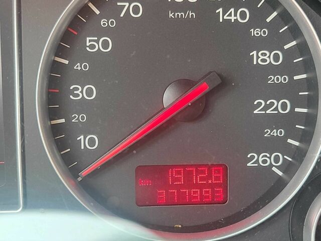 Сірий Ауді А4, об'ємом двигуна 2.5 л та пробігом 377 тис. км за 6500 $, фото 1 на Automoto.ua