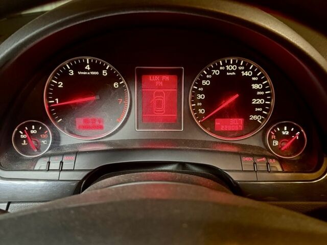 Серый Ауди А4, объемом двигателя 2 л и пробегом 227 тыс. км за 5987 $, фото 1 на Automoto.ua