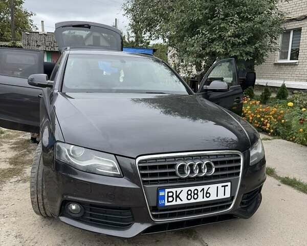 Серый Ауди А4, объемом двигателя 2 л и пробегом 240 тыс. км за 10500 $, фото 1 на Automoto.ua