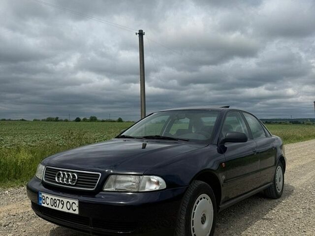 Синий Ауди А4, объемом двигателя 1.6 л и пробегом 305 тыс. км за 2500 $, фото 1 на Automoto.ua