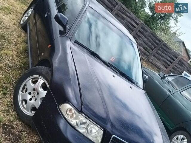 Синий Ауди А4, объемом двигателя 1.6 л и пробегом 350 тыс. км за 1700 $, фото 1 на Automoto.ua