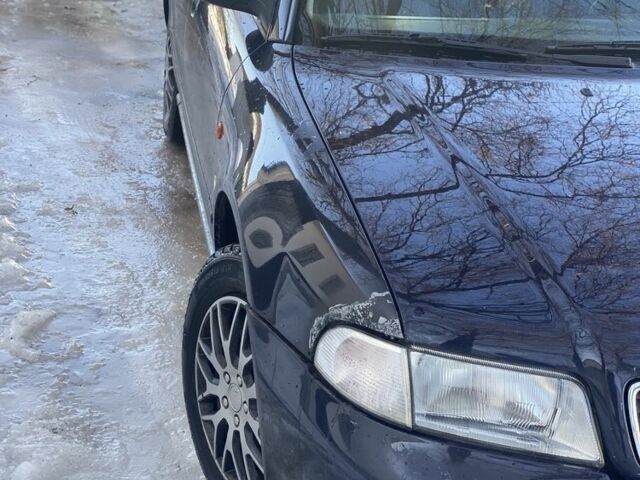 Синий Ауди А4, объемом двигателя 1.8 л и пробегом 300 тыс. км за 1000 $, фото 1 на Automoto.ua