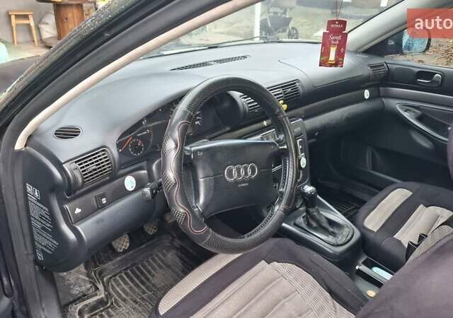 Синий Ауди А4, объемом двигателя 1.8 л и пробегом 310 тыс. км за 3300 $, фото 1 на Automoto.ua