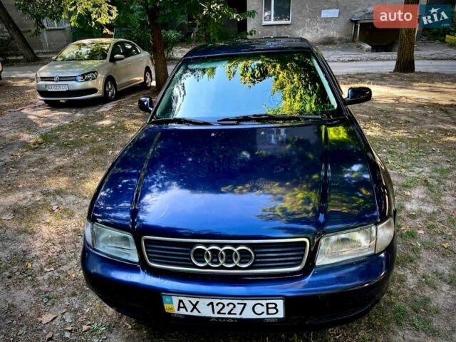 Синий Ауди А4, объемом двигателя 1.6 л и пробегом 260 тыс. км за 2300 $, фото 1 на Automoto.ua
