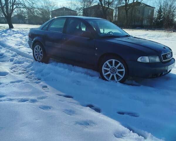 Синий Ауди А4, объемом двигателя 1.8 л и пробегом 300 тыс. км за 2399 $, фото 1 на Automoto.ua