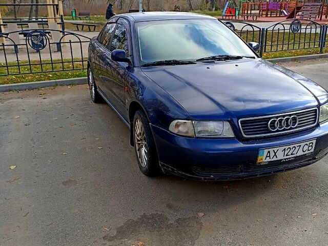 Синий Ауди А4, объемом двигателя 1.6 л и пробегом 260 тыс. км за 2900 $, фото 1 на Automoto.ua