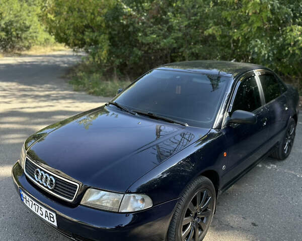 Синий Ауди А4, объемом двигателя 1.6 л и пробегом 328 тыс. км за 5500 $, фото 1 на Automoto.ua