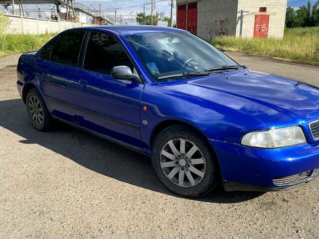 Синій Ауді А4, об'ємом двигуна 1.6 л та пробігом 350 тис. км за 3000 $, фото 1 на Automoto.ua