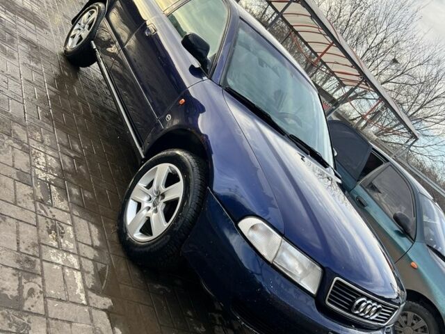 Синий Ауди А4, объемом двигателя 1.6 л и пробегом 300 тыс. км за 2597 $, фото 1 на Automoto.ua