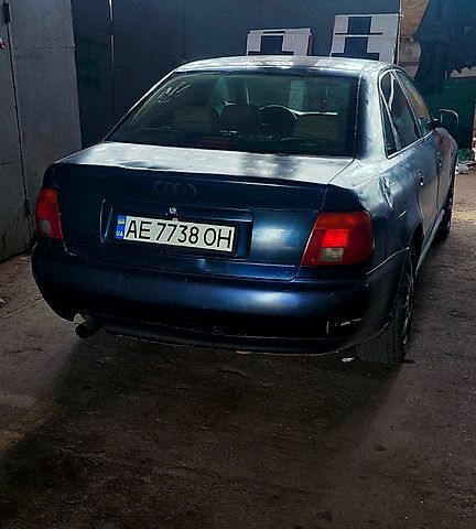 Синій Ауді А4, об'ємом двигуна 1.6 л та пробігом 400 тис. км за 1420 $, фото 1 на Automoto.ua