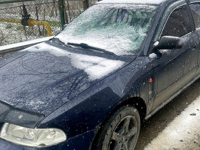 Синий Ауди А4, объемом двигателя 1.6 л и пробегом 332 тыс. км за 2850 $, фото 1 на Automoto.ua