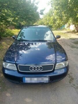 Синий Ауди А4, объемом двигателя 1.6 л и пробегом 300 тыс. км за 2500 $, фото 1 на Automoto.ua