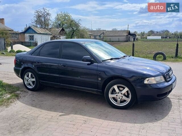 Синий Ауди А4, объемом двигателя 1.8 л и пробегом 318 тыс. км за 3800 $, фото 1 на Automoto.ua
