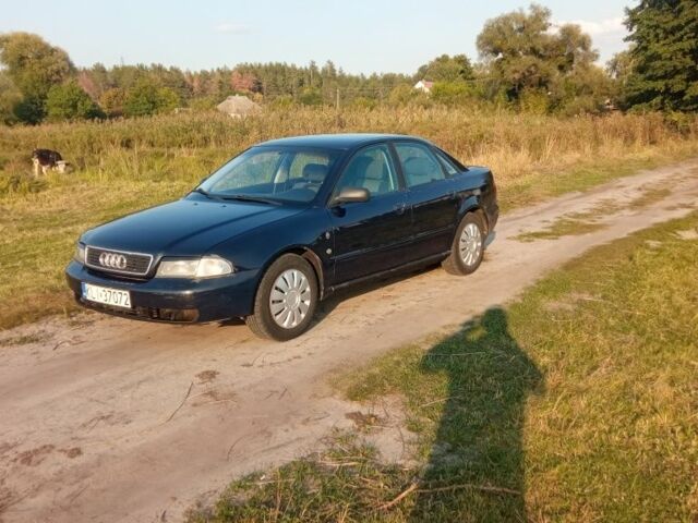 Синій Ауді А4, об'ємом двигуна 1.9 л та пробігом 300 тис. км за 1705 $, фото 1 на Automoto.ua