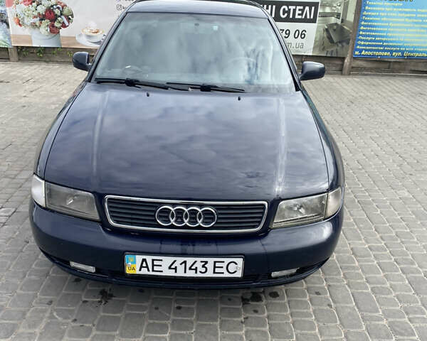 Синий Ауди А4, объемом двигателя 1.6 л и пробегом 350 тыс. км за 3200 $, фото 1 на Automoto.ua