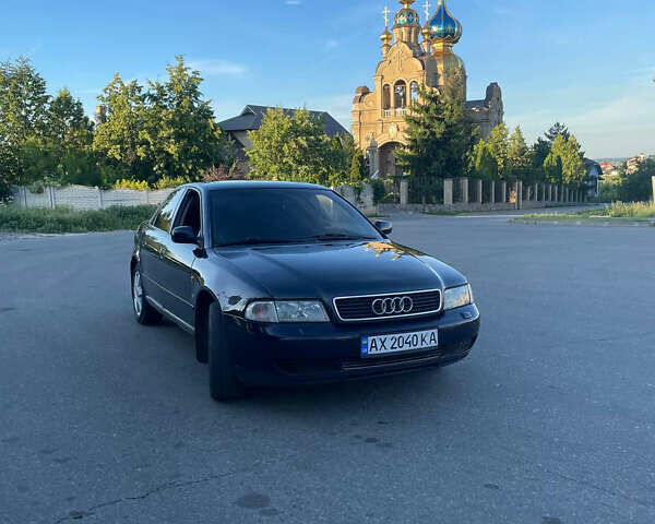 Синий Ауди А4, объемом двигателя 1.6 л и пробегом 328 тыс. км за 4000 $, фото 1 на Automoto.ua