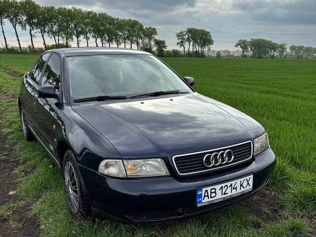 Синий Ауди А4, объемом двигателя 1.6 л и пробегом 334 тыс. км за 3250 $, фото 1 на Automoto.ua