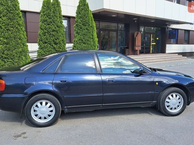 Синій Ауді А4, об'ємом двигуна 1.6 л та пробігом 196 тис. км за 3500 $, фото 1 на Automoto.ua