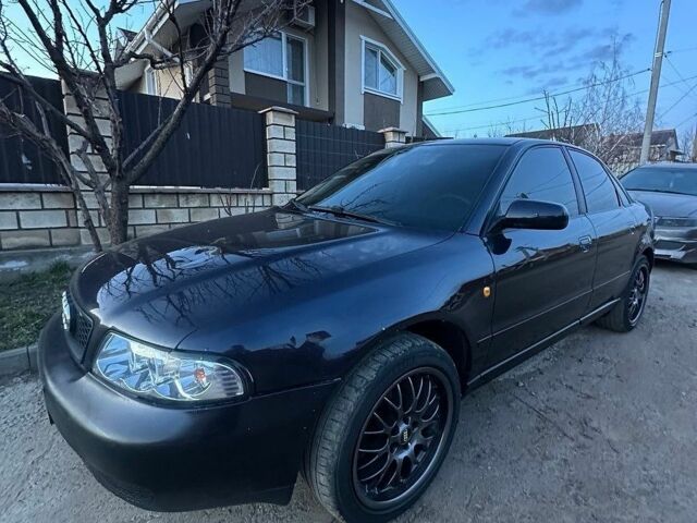 Синий Ауди А4, объемом двигателя 1.9 л и пробегом 329 тыс. км за 4800 $, фото 1 на Automoto.ua