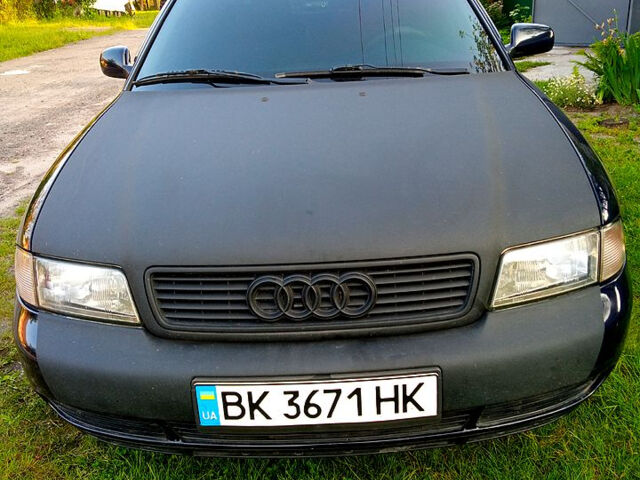 Синий Ауди А4, объемом двигателя 1.6 л и пробегом 250 тыс. км за 3500 $, фото 1 на Automoto.ua