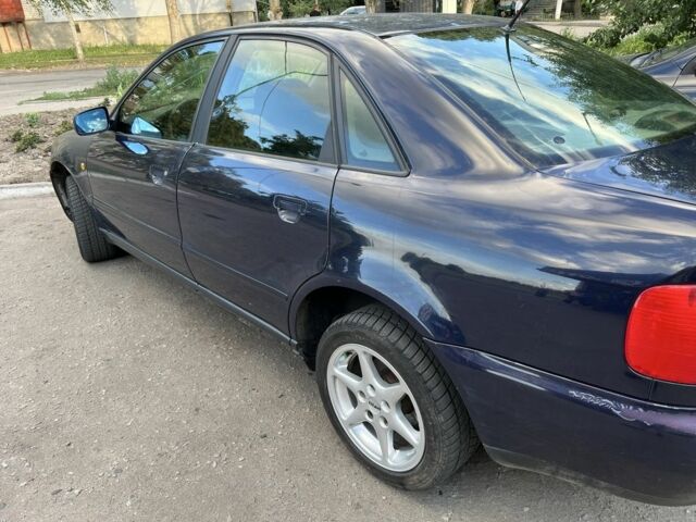 Синій Ауді А4, об'ємом двигуна 1.8 л та пробігом 300 тис. км за 3500 $, фото 1 на Automoto.ua